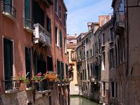 gondolas-venice-italy1